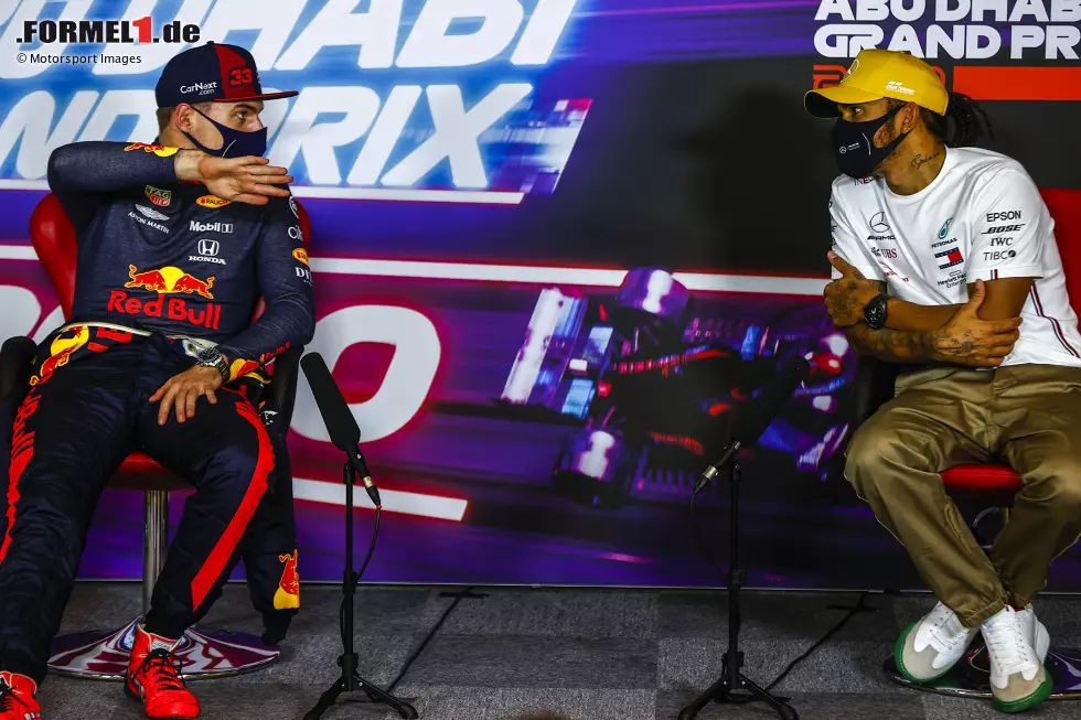 Foto zur News: Max Verstappen (Red Bull) und Lewis Hamilton (Mercedes)