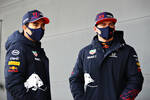 Foto zur News: Max Verstappen (Red Bull), Sergio Perez (Red Bull) und Mark Thompson