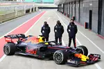 Foto zur News: Sergio Perez (Red Bull), Max Verstappen (Red Bull), Alexander Albon und Mark Thompson