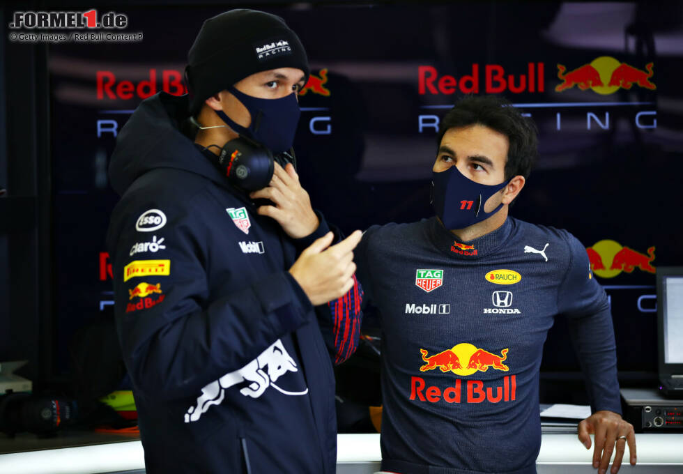 Foto zur News: Sergio Perez (Red Bull), Alexander Albon und Mark Thompson