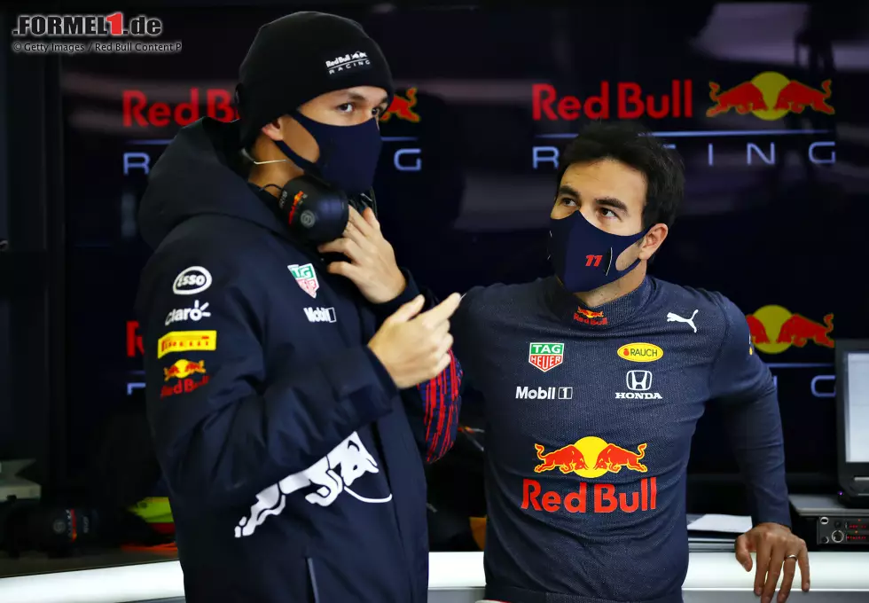 Foto zur News: Sergio Perez (Red Bull), Alexander Albon und Mark Thompson