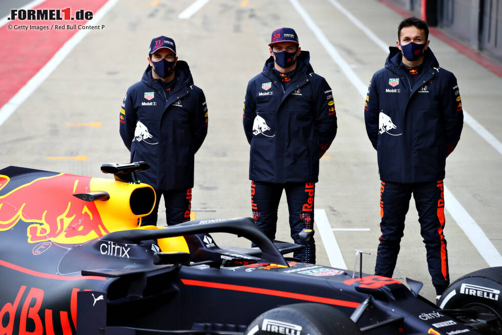 Foto zur News: Sergio Perez (Red Bull), Max Verstappen (Red Bull), Alexander Albon und Mark Thompson
