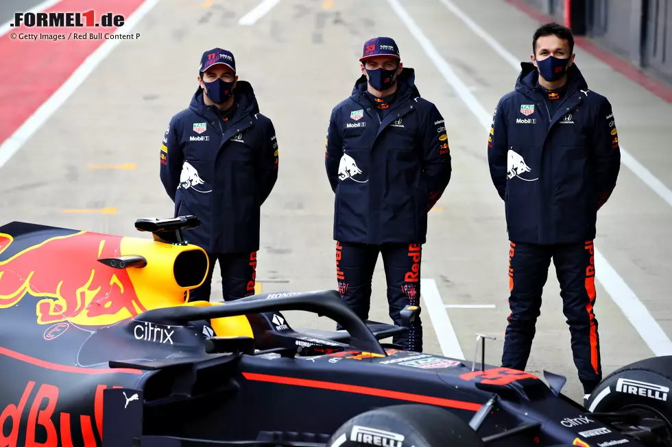 Foto zur News: Sergio Perez (Red Bull), Max Verstappen (Red Bull), Alexander Albon und Mark Thompson