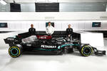 Foto zur News: Mercedes W12 mit Lewis Hamilton, Toto Wolff und Valtteri Bottas (v.l.)