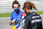 Foto zur News: Fernando Alonso (Alpine) und Lewis Hamilton (Mercedes)