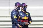 Foto zur News: Max Verstappen (Red Bull) und Sergio Perez (Red Bull)