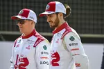 Foto zur News: Kimi Räikkönen (Alfa Romeo) und Antonio Giovinazzi (Alfa Romeo)