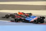 Foto zur News: Max Verstappen (Red Bull) und Esteban Ocon (Alpine)