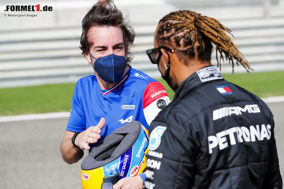 Foto zur News: Fernando Alonso (Alpine) und Lewis Hamilton (Mercedes)