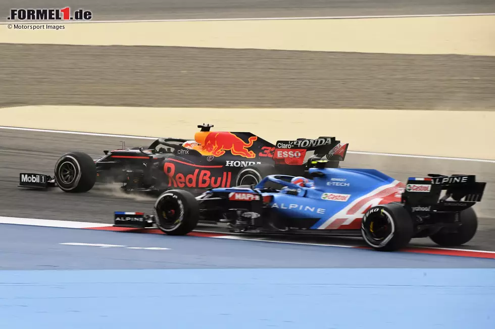 Foto zur News: Max Verstappen (Red Bull) und Esteban Ocon (Alpine)