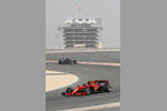 Foto zur News: Carlos Sainz (Ferrari) und Yuki Tsunoda (AlphaTauri)