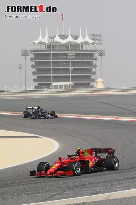 Foto zur News: Carlos Sainz (Ferrari) und Yuki Tsunoda (AlphaTauri)