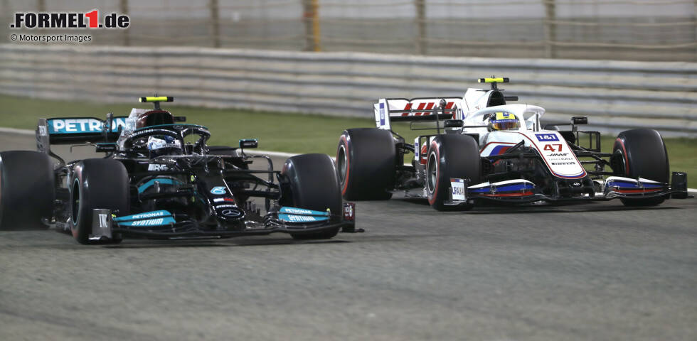 Foto zur News: Valtteri Bottas (Mercedes) und Mick Schumacher (Haas)