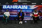 Foto zur News: Sebastian Vettel (Aston Martin), Esteban Ocon (Alpine) und Kimi Räikkönen (Alfa Romeo)