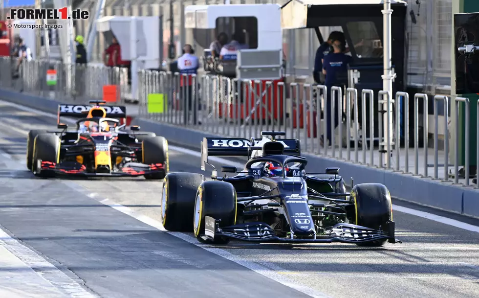 Foto zur News: Yuki Tsunoda (AlphaTauri) und Max Verstappen (Red Bull)