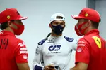 Foto zur News: Carlos Sainz (Ferrari), Pierre Gasly (AlphaTauri) und Charles Leclerc (Ferrari)