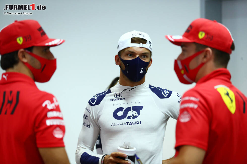 Foto zur News: Carlos Sainz (Ferrari), Pierre Gasly (AlphaTauri) und Charles Leclerc (Ferrari)