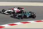 Foto zur News: Lance Stroll (Aston Martin) und Kimi Räikkönen (Alfa Romeo)