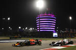 Foto zur News: Sergio Perez (Red Bull) und Nikita Masepin (Haas)
