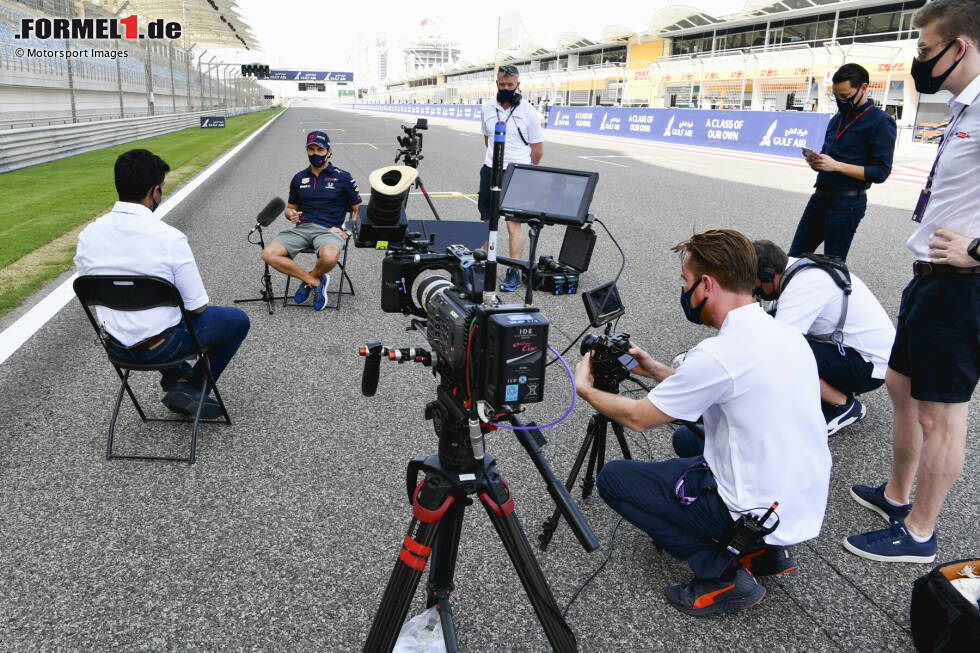 Foto zur News: Sergio Perez (Red Bull) und Karun Chandhok