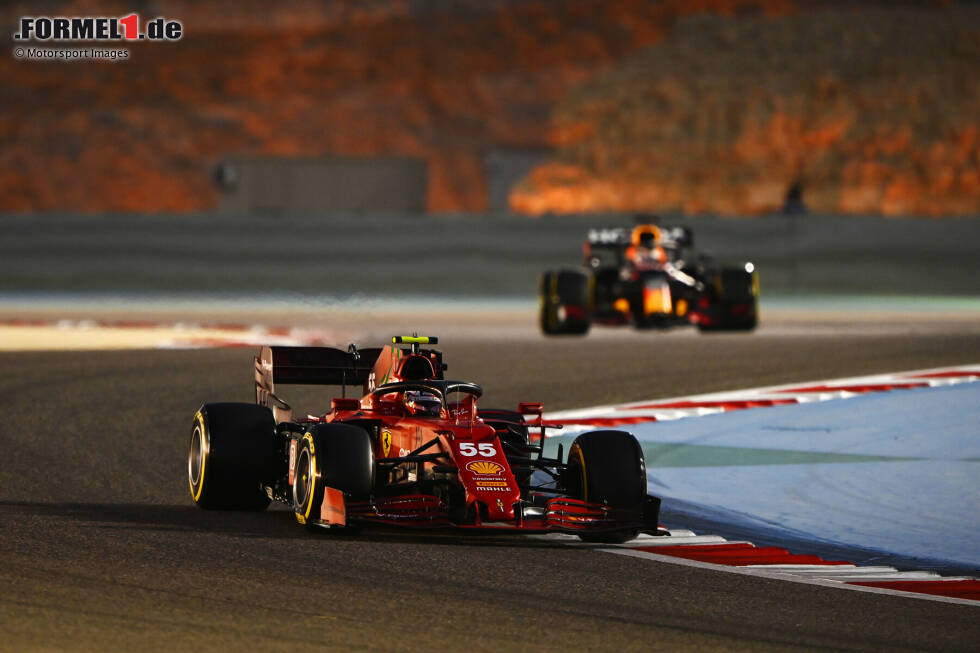 Foto zur News: Carlos Sainz (Ferrari) und Max Verstappen (Red Bull)