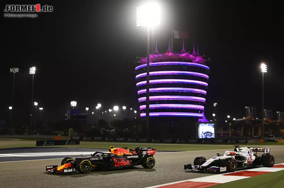 Foto zur News: Sergio Perez (Red Bull) und Nikita Masepin (Haas)