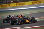 Foto zur News: Max Verstappen (Red Bull) und Lewis Hamilton (Mercedes)