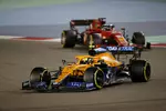 Foto zur News: Lando Norris (McLaren) und Charles Leclerc (Ferrari)