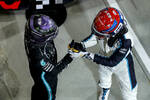 Foto zur News: Lewis Hamilton (Mercedes) und George Russell (Williams)