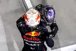 Foto zur News: Max Verstappen (Red Bull) und Lewis Hamilton (Mercedes)