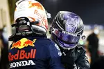 Foto zur News: Max Verstappen (Red Bull) und Lewis Hamilton (Mercedes)