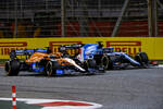 Foto zur News: Daniel Ricciardo (McLaren) und Fernando Alonso (Alpine)