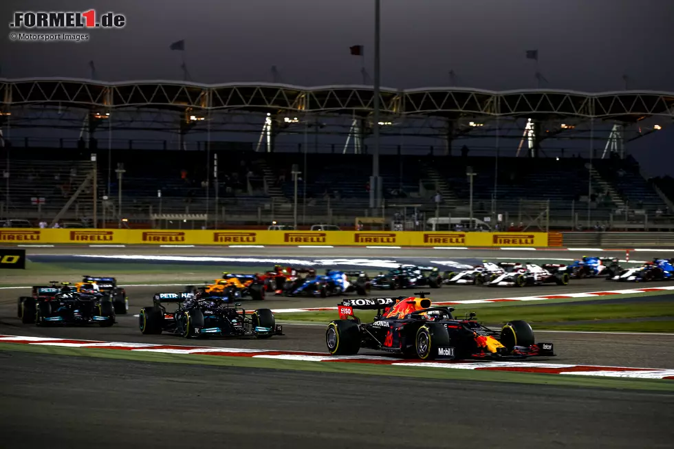 Foto zur News: Max Verstappen (Red Bull), Lewis Hamilton (Mercedes) und Valtteri Bottas (Mercedes)