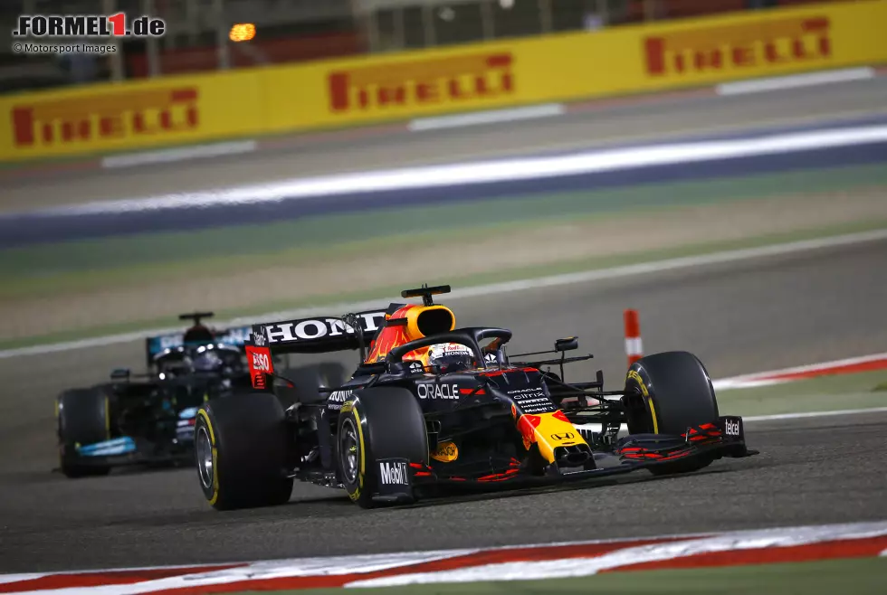 Foto zur News: Max Verstappen (Red Bull) und Lewis Hamilton (Mercedes)