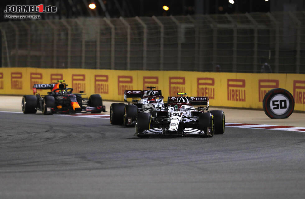 Foto zur News: Antonio Giovinazzi (Alfa Romeo), Kimi Räikkönen (Alfa Romeo) und Sergio Perez (Red Bull)