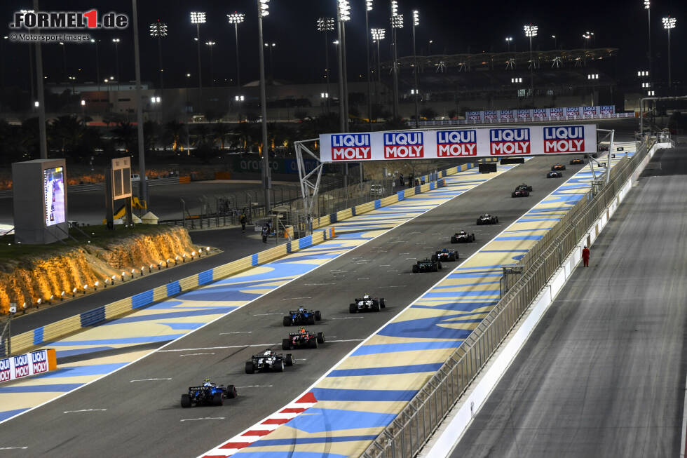 George Russell (Williams), Sergio Perez (Red Bull), Yuki Tsunoda (AlphaTauri) und Nicholas Latifi (Williams) George Russell (Williams), Sergio Perez (Red Bull), Yuki Tsunoda (AlphaTauri) und Nicholas Latifi (Williams)