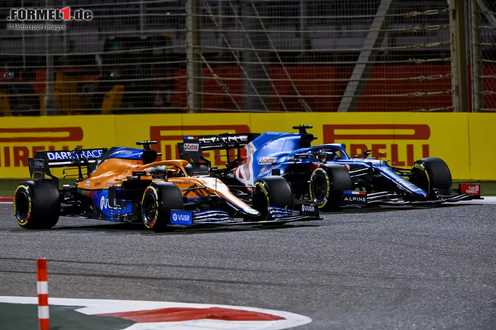 Foto zur News: Daniel Ricciardo (McLaren) und Fernando Alonso (Alpine)