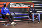 Foto zur News: Mick Schumacher (Haas) und Max Verstappen (Red Bull)