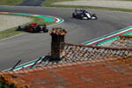 Foto zur News: Nicholas Latifi (Williams) und Sergio Perez (Red Bull)