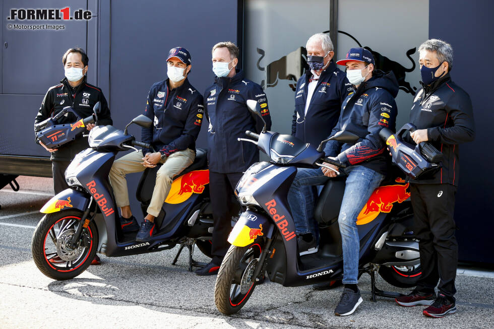 Foto zur News: Sergio Perez (Red Bull), Christian Horner, Helmut Marko und Max Verstappen (Red Bull)
