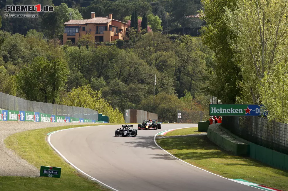 Foto zur News: Pierre Gasly (AlphaTauri) und Sergio Perez (Red Bull)