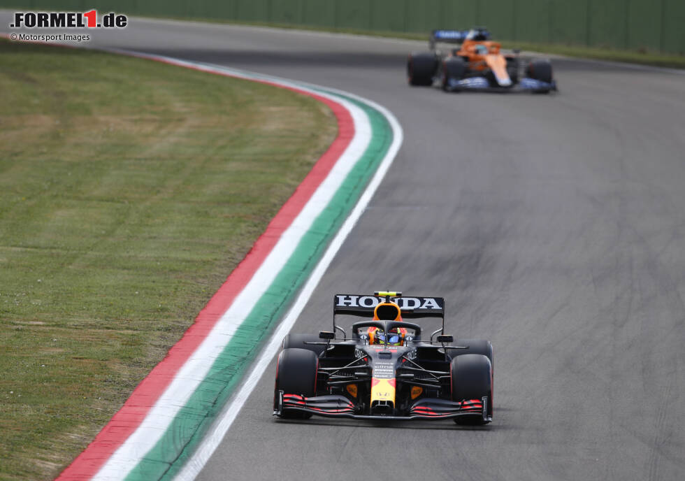 Foto zur News: Sergio Perez (Red Bull) und Daniel Ricciardo (McLaren)