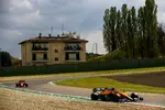 Foto zur News: Lando Norris (McLaren) und Charles Leclerc (Ferrari)