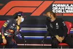 Foto zur News: Sergio Perez (Red Bull) und Lewis Hamilton (Mercedes)