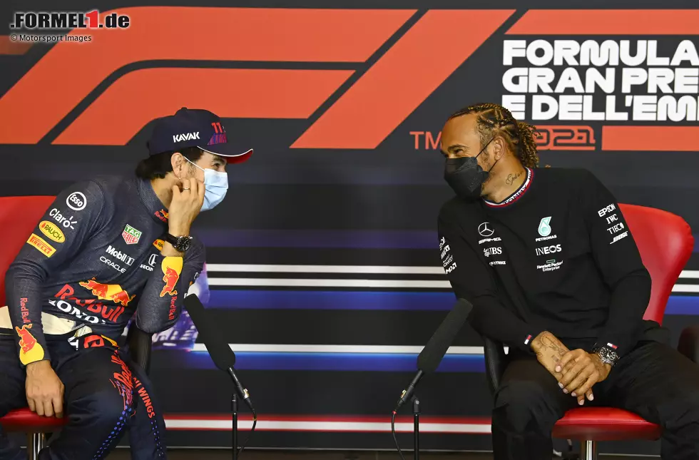 Foto zur News: Sergio Perez (Red Bull) und Lewis Hamilton (Mercedes)