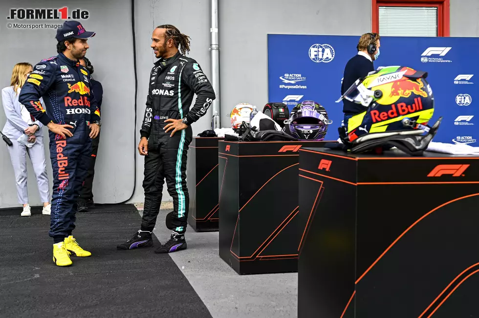 Foto zur News: Sergio Perez (Red Bull) und Lewis Hamilton (Mercedes)