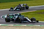 Foto zur News: Lance Stroll (Aston Martin) und Lewis Hamilton (Mercedes)