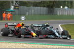 Foto zur News: Sergio Perez (Red Bull) und Sebastian Vettel (Aston Martin)