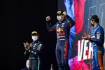 Foto zur News: Lewis Hamilton (Mercedes), Max Verstappen (Red Bull) und Lando Norris (McLaren)