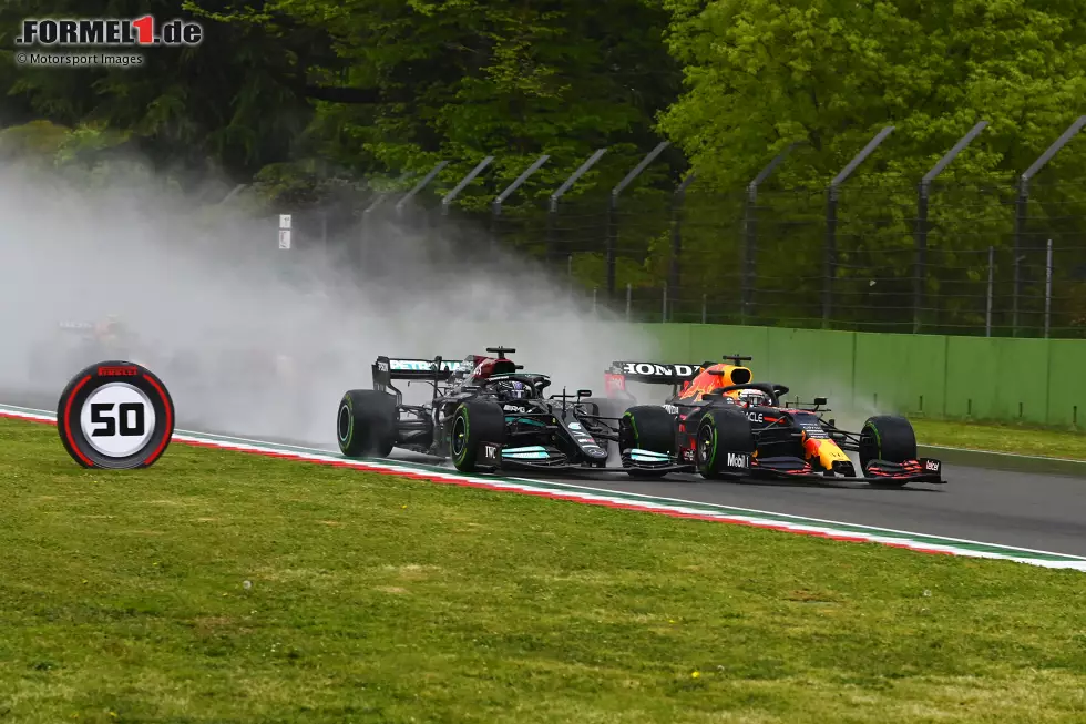 Foto zur News: Lewis Hamilton (Mercedes) und Max Verstappen (Red Bull)